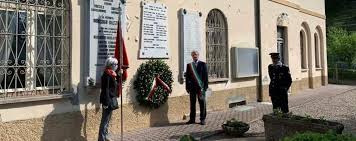 La moglie di Lamberti porta la bandiera partigiana - Cronaca, Lenno